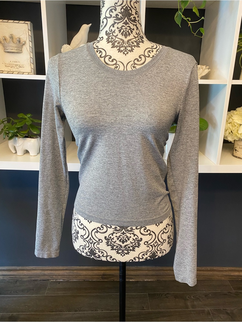 Aritzia TNA Classic Women's Long-Sleeve Crewneck Crop Top - Gray